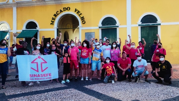 Ato contra Bolsonaro reúne manifestantes no Mercado Velho em Rio Branco